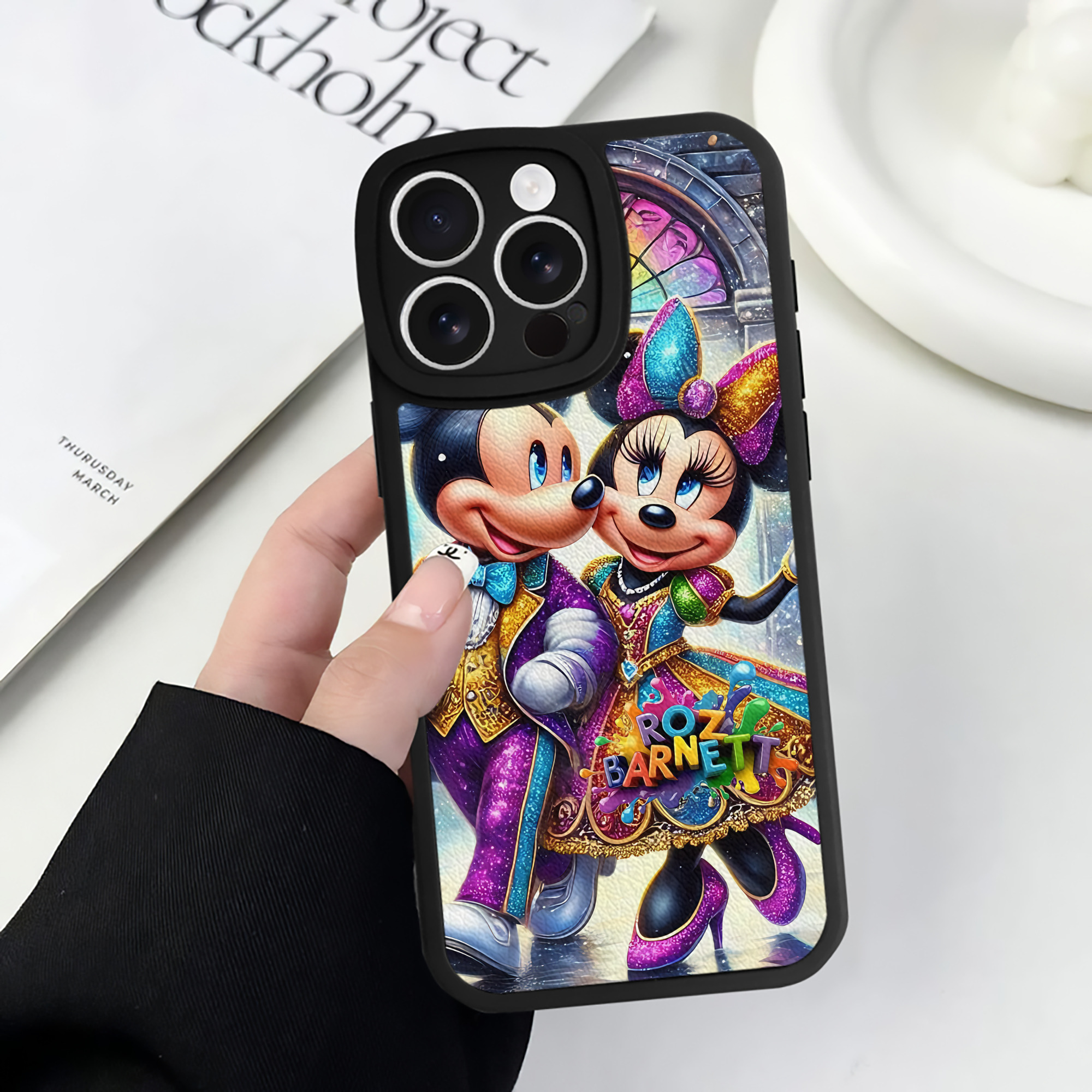 （画像用） ミッキーマウス Mickey Mouse 【iPhone 16シリーズ対応】シリコンスマホケース（レザー調） 材質：シリコン